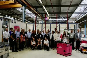 Gruppenfoto bei einem Besuch in einer Werkhalle