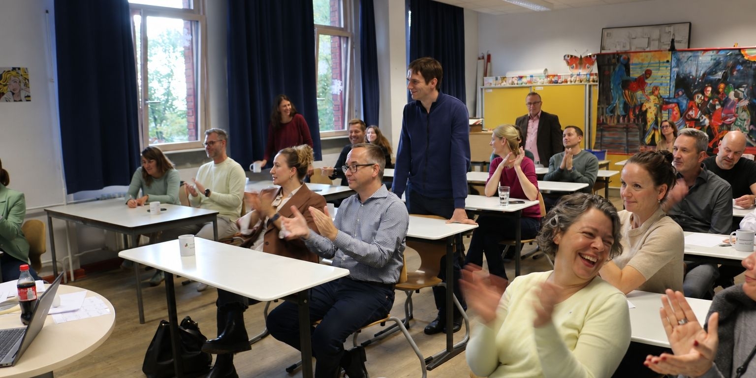 Teilnehmende diskutieren im Klassenraum beim Programmtag an der Zuckmayer-Schule.