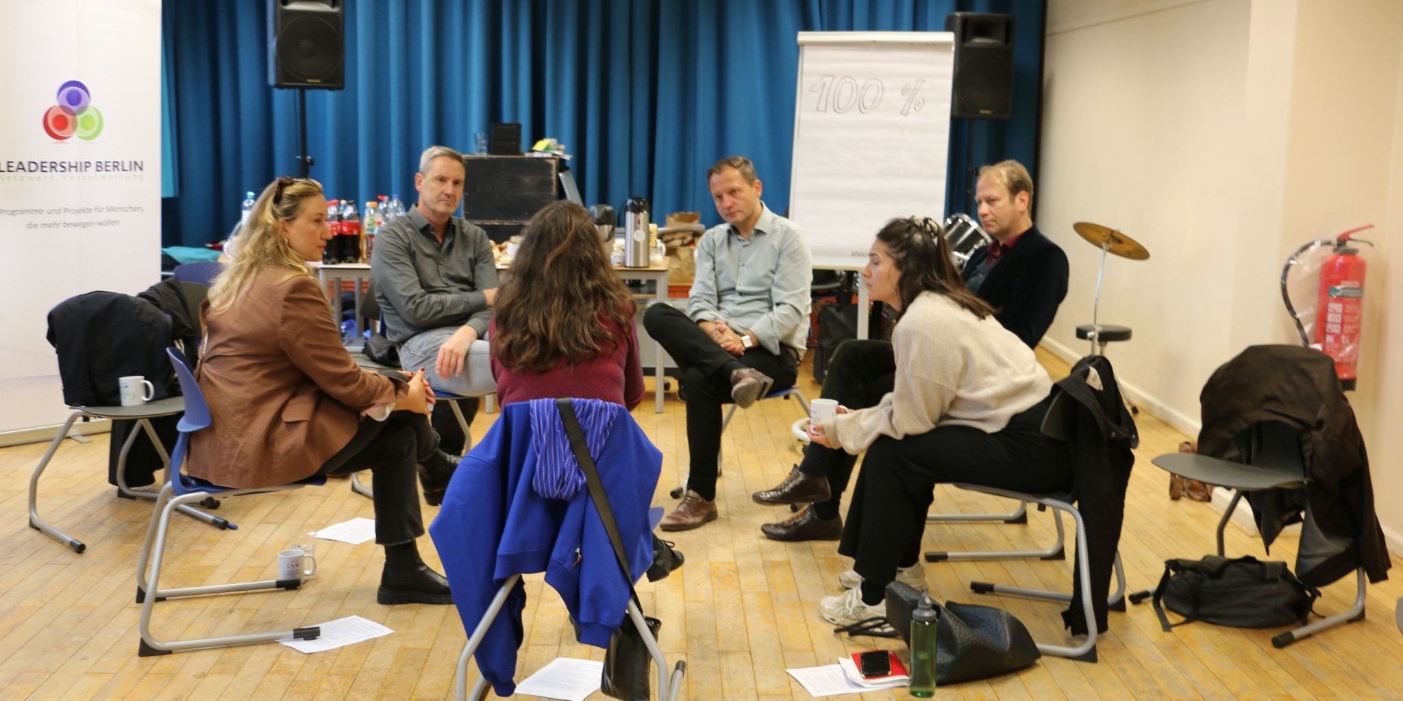 Eine Kleingruppe diskutiert im Stuhlkreis beim Leadership-Programmtag.