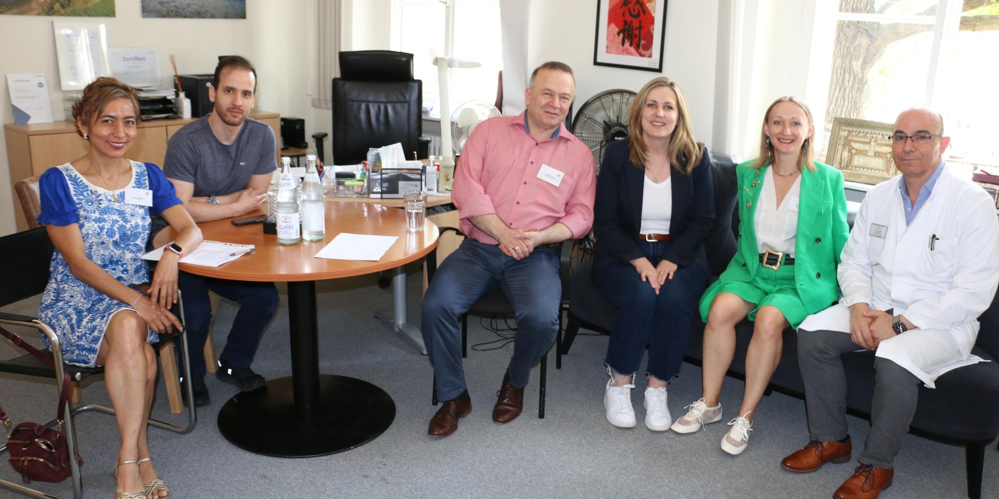 Teilnehmende und Gesprächspartner*innen im Austausch beim Programmtag im Jüdischen Krankenhaus Berlin.