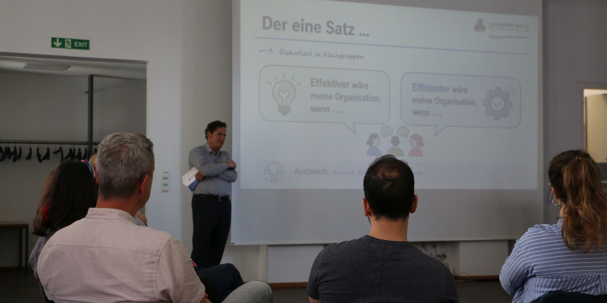 Ein Referent erläutert eine Präsentation beim Programmtag im Jüdischen Krankenhaus.