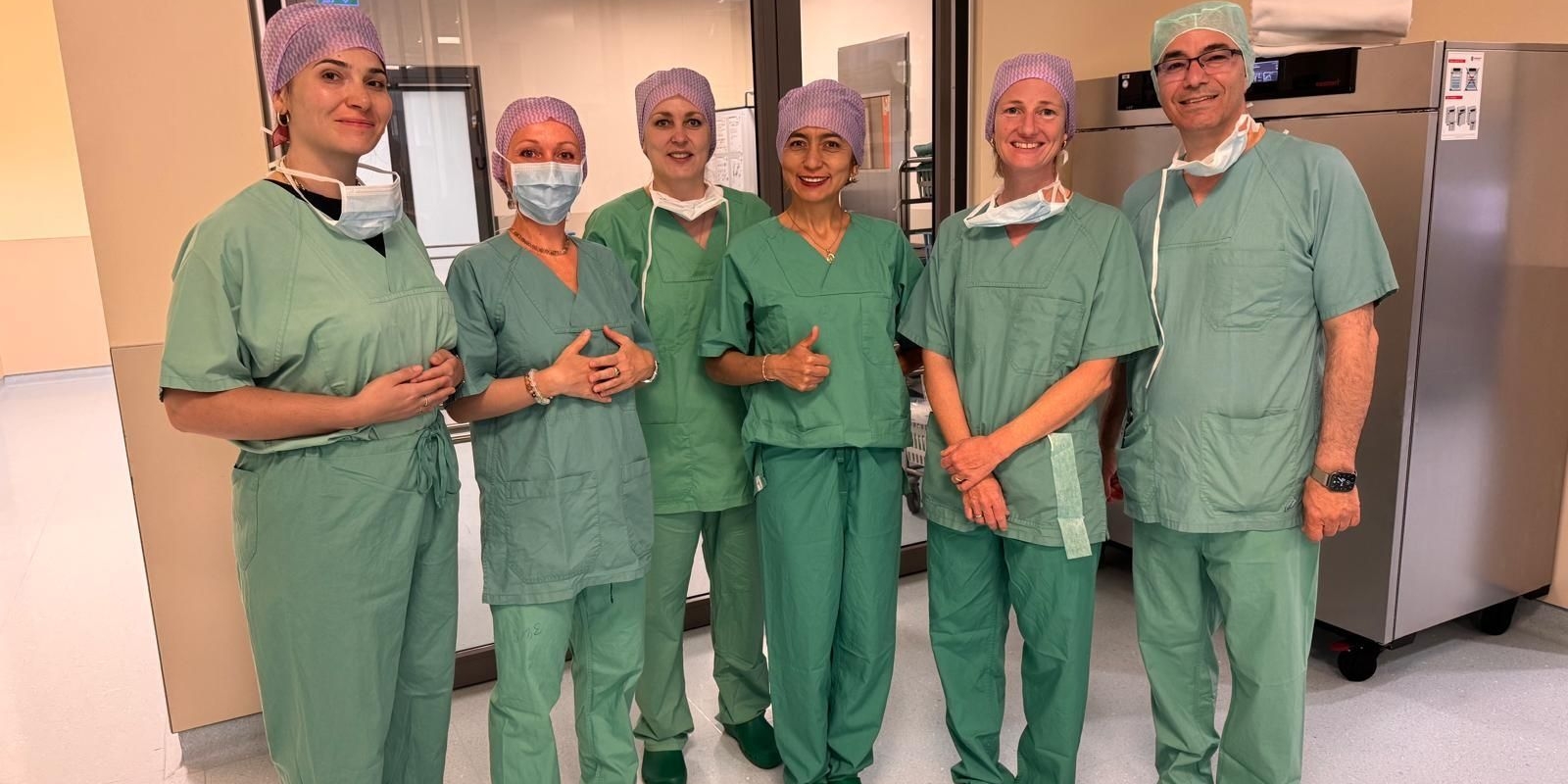 Eine Gruppe in grüner OP-Kleidung im Jüdischen Krankenhaus Berlin.