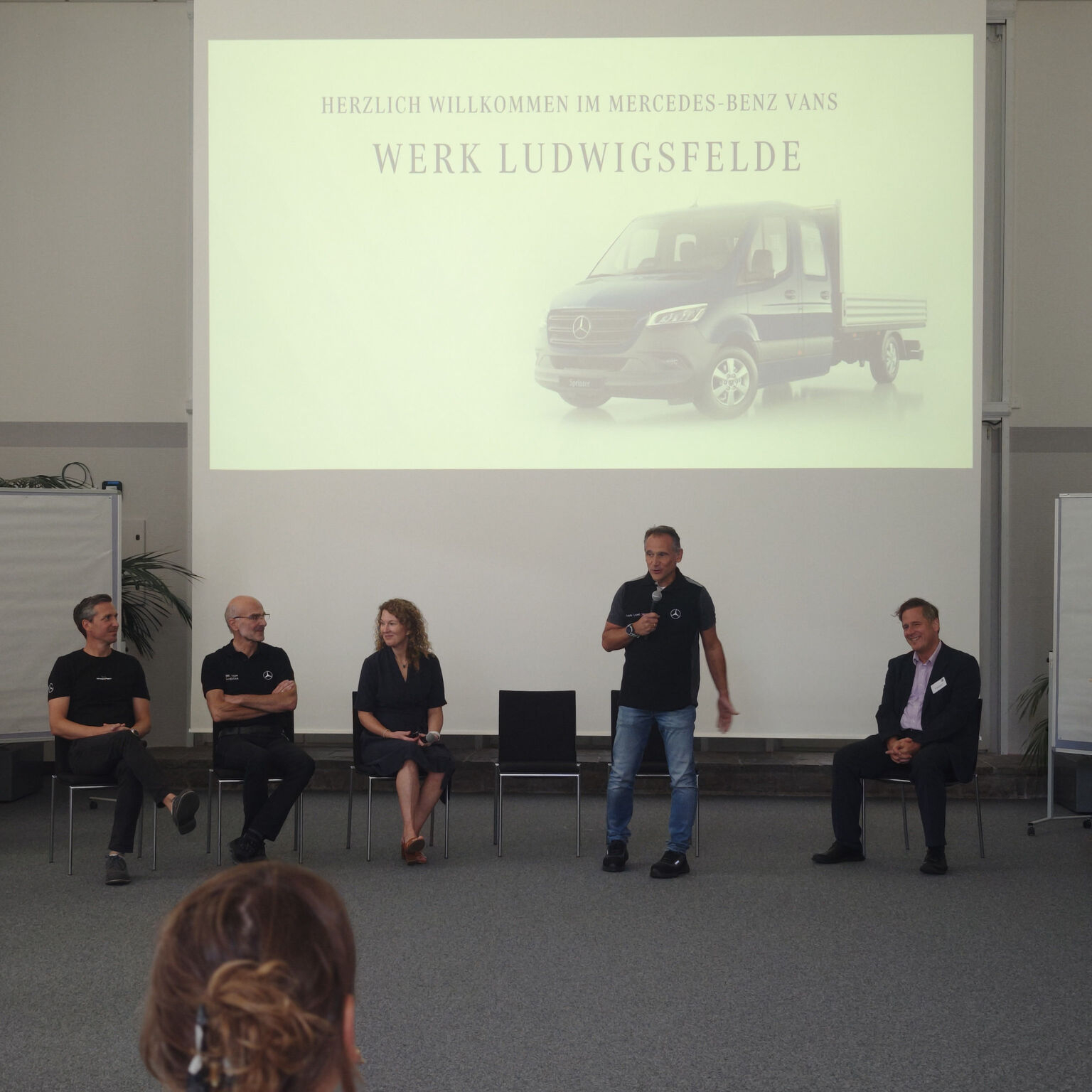Gesprächsrunde vor einer Präsentation bei Mercedes-Benz in Ludwigsfelde.