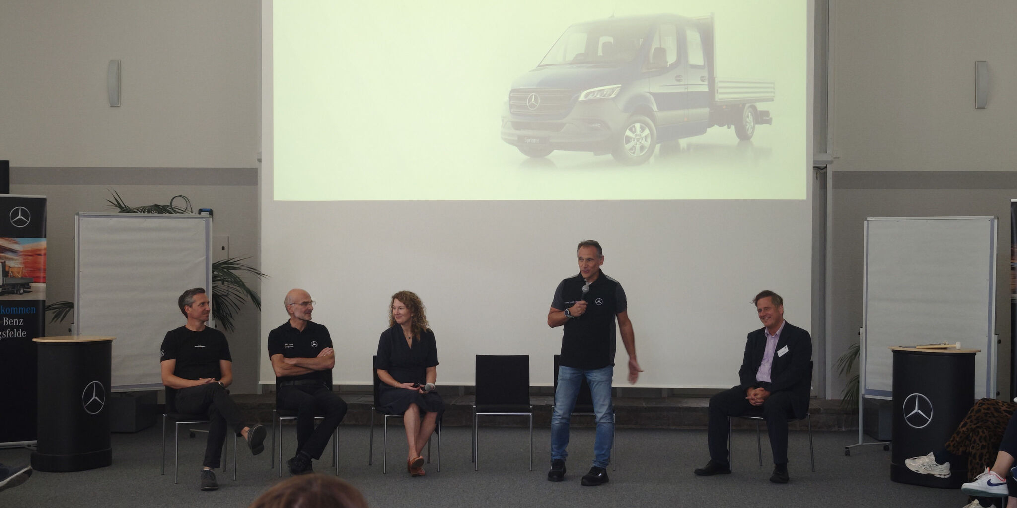 Gesprächsrunde vor einer Präsentation bei Mercedes-Benz in Ludwigsfelde.